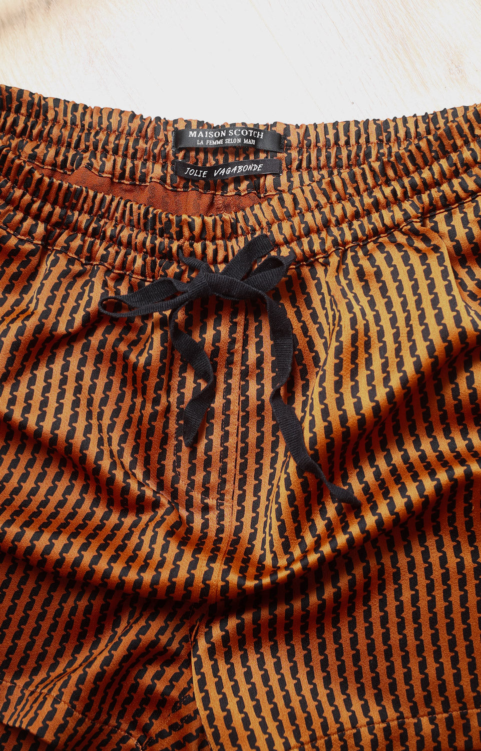 Maison Scotch Drawstring Shorts – Satin Geo Print