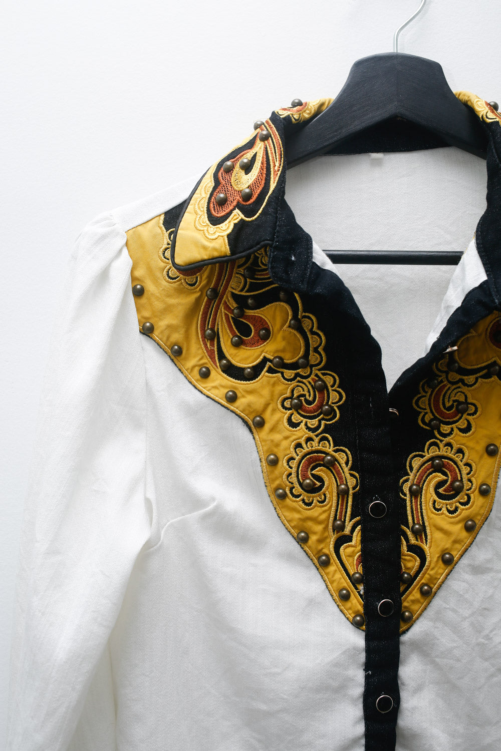 Vintage Western-Style Button-Up Shirt – White & Mustard Detail