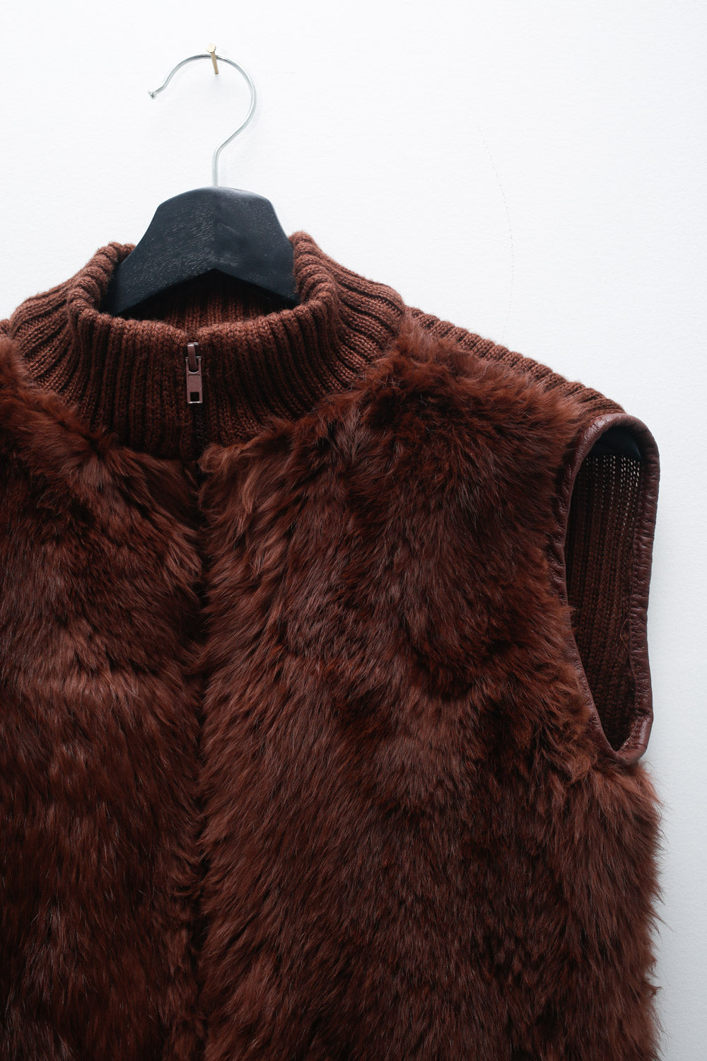 Brown faux fur zip vest by Kalico with rib-knit collar and armholes, size M – cozy Y2K-inspired vintage layering piece.