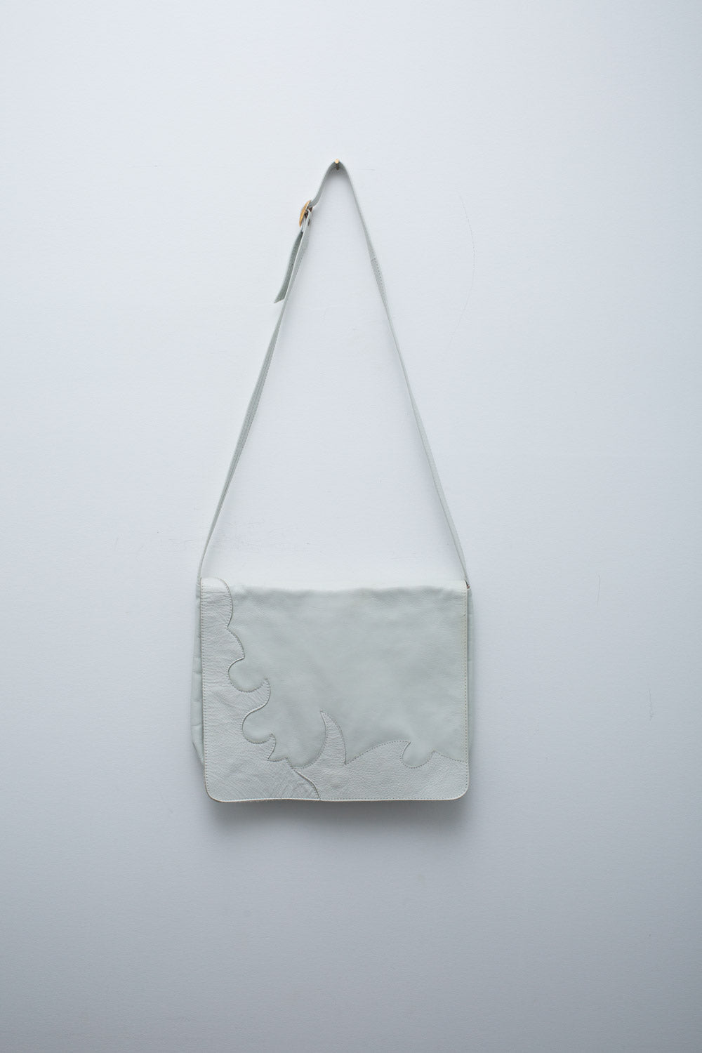 White Leather Shoulder Bag with Abstract Stitch Detailing – Minimalist Vintage Crossbody