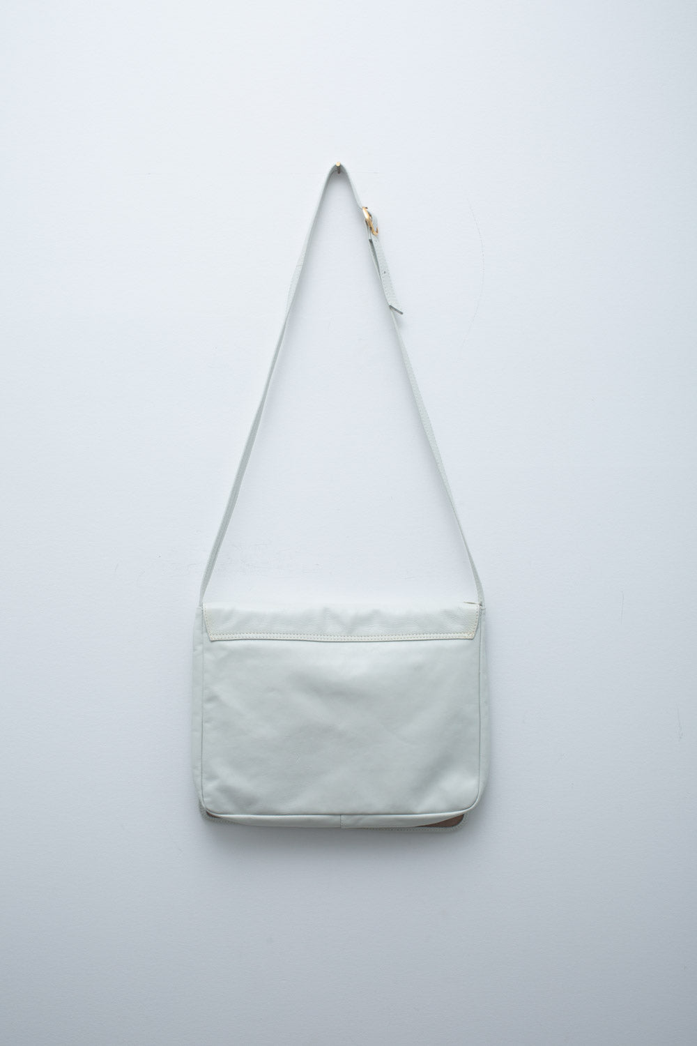 White Leather Shoulder Bag with Abstract Stitch Detailing – Minimalist Vintage Crossbody