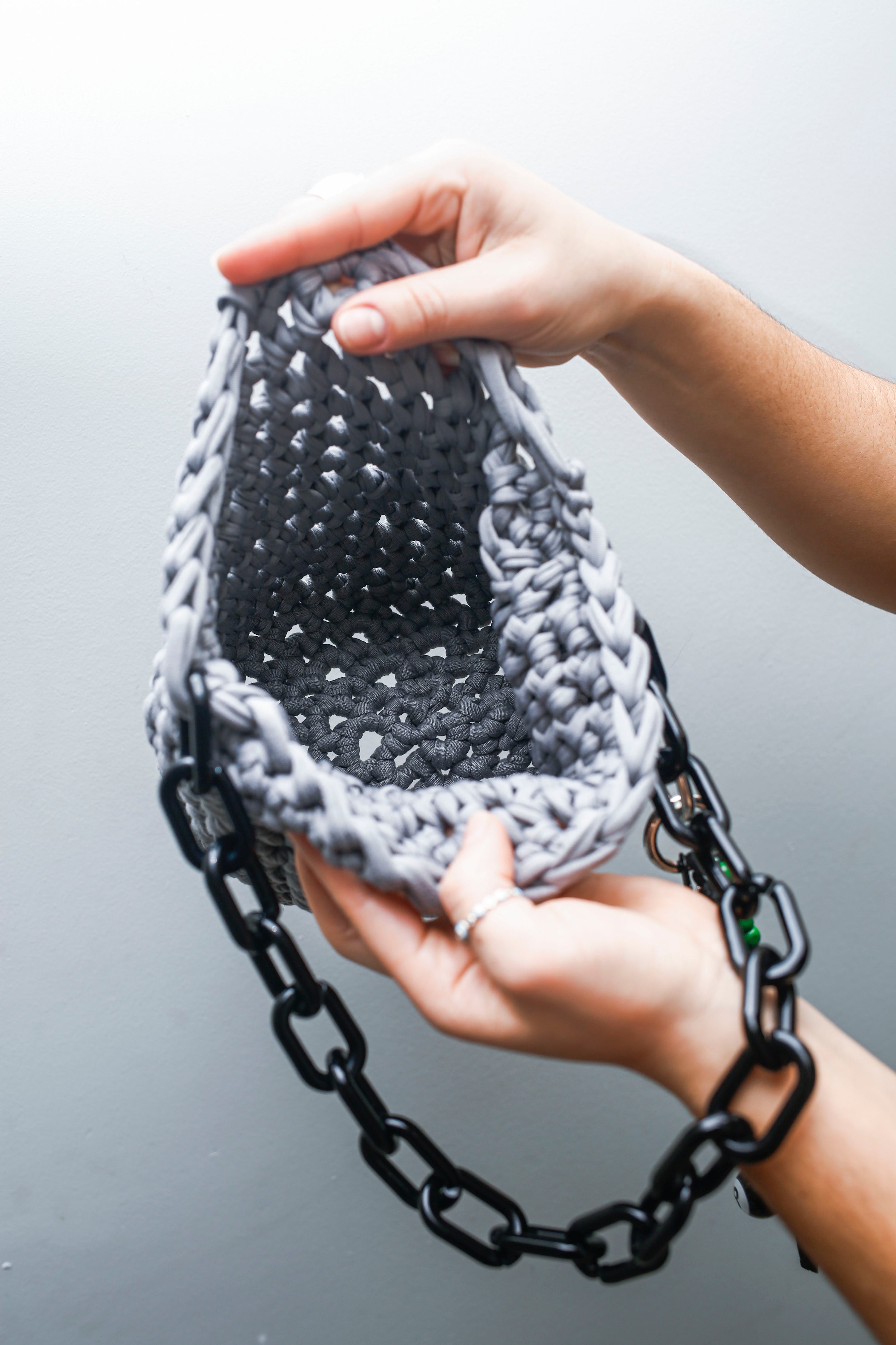 nextuser Handmade Crochet Collection—Light Gray Chunky Sholder Bag with Chain Accent