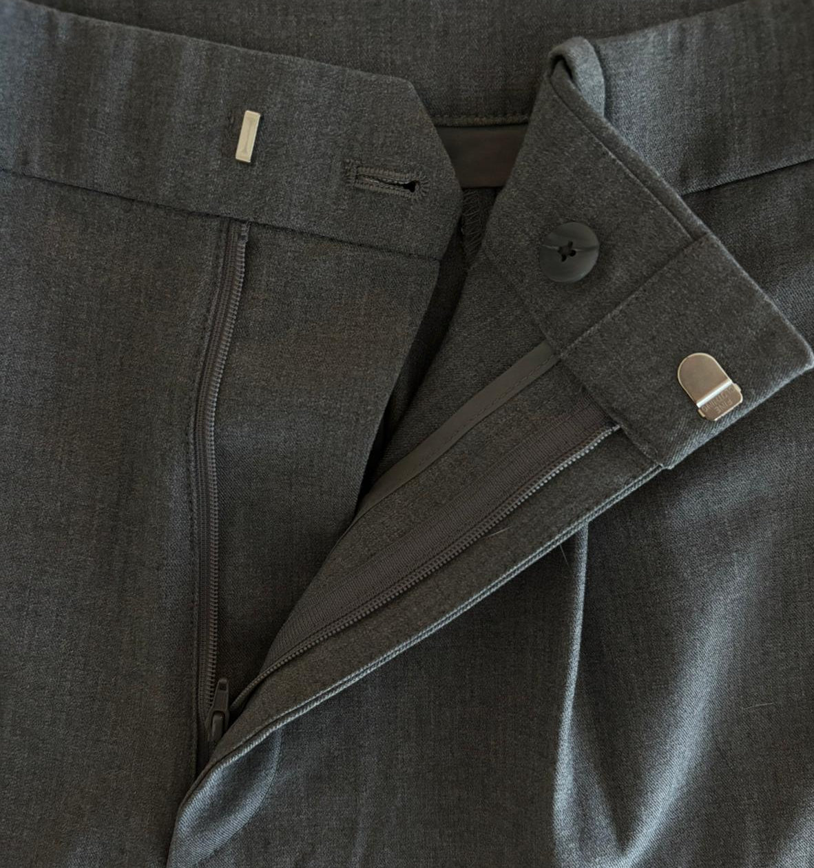 High-Waisted Wide-Leg Gray Pants – UNIQLO - size 10